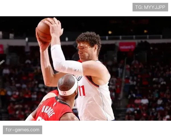 布鲁克·洛佩斯内线单打效率提升显著拉开对手防线